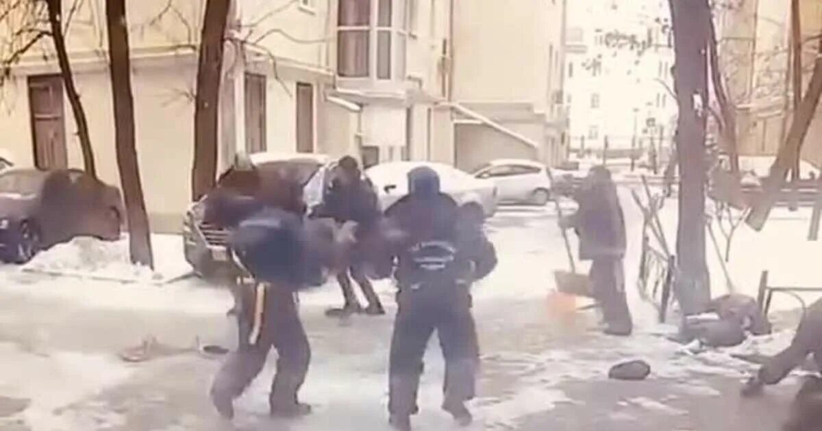 Эпичная драка в лифте. Драка в центре москвы. драка в центре москвы вчера. массовая драка в москве 24 февраля.