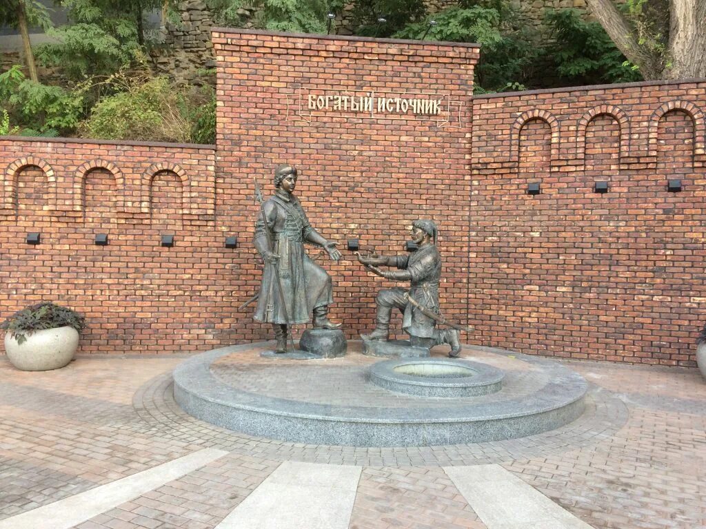 богатый колодезь. богатый колодезь ростов на дону фото. памятник богатый колодезь в ростове. богатый колодезь. богатяновский родник в ростове на дону.