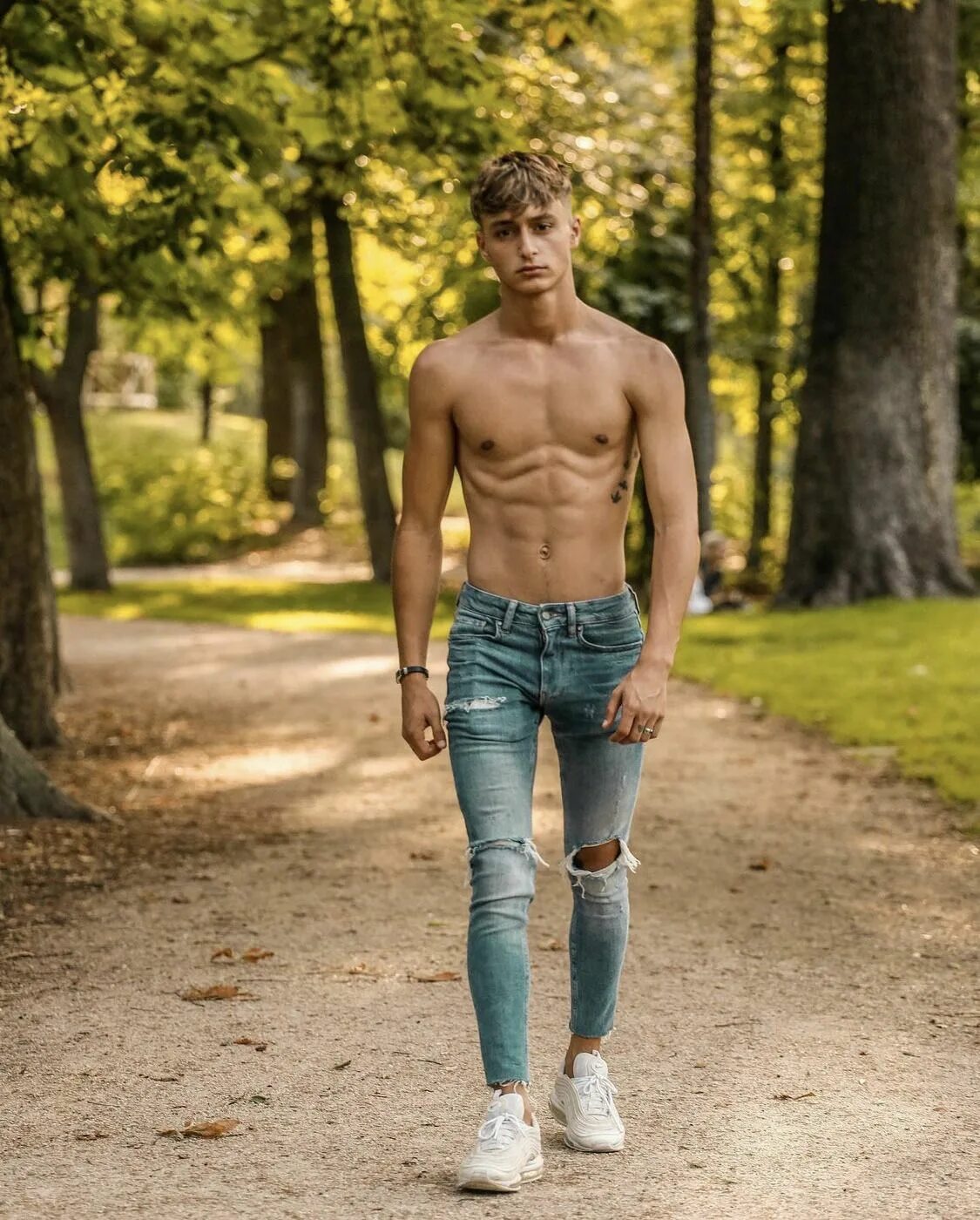 Парни скинни бойс. Skinny boys video. Андрогиния у мужчин. Skinny boys video. Худое тело парня.