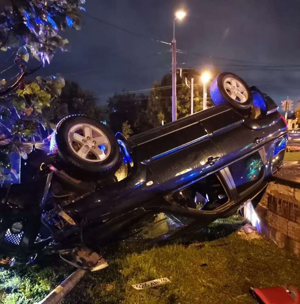 Включи где упал. Парень прыгнул с моста. Авария на кутузовском проспекте 20 ноября. Несчастный случай в горах. Девушка упала гиф.