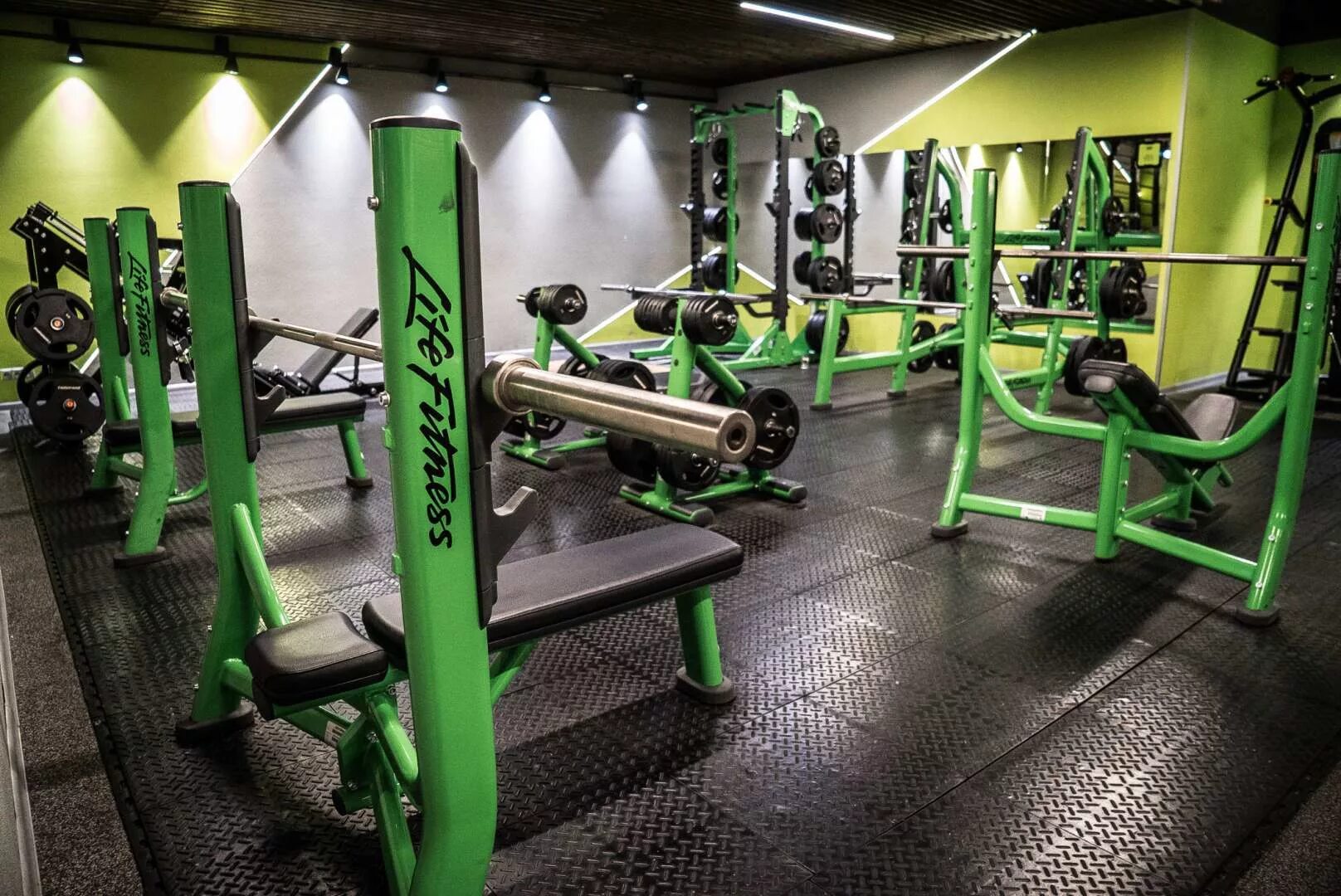 Тренажерный зал варианте. Фитнес митино we gym. we gym лефортово. тренажёрный зал в воронеже грин парк. спортзал митино.