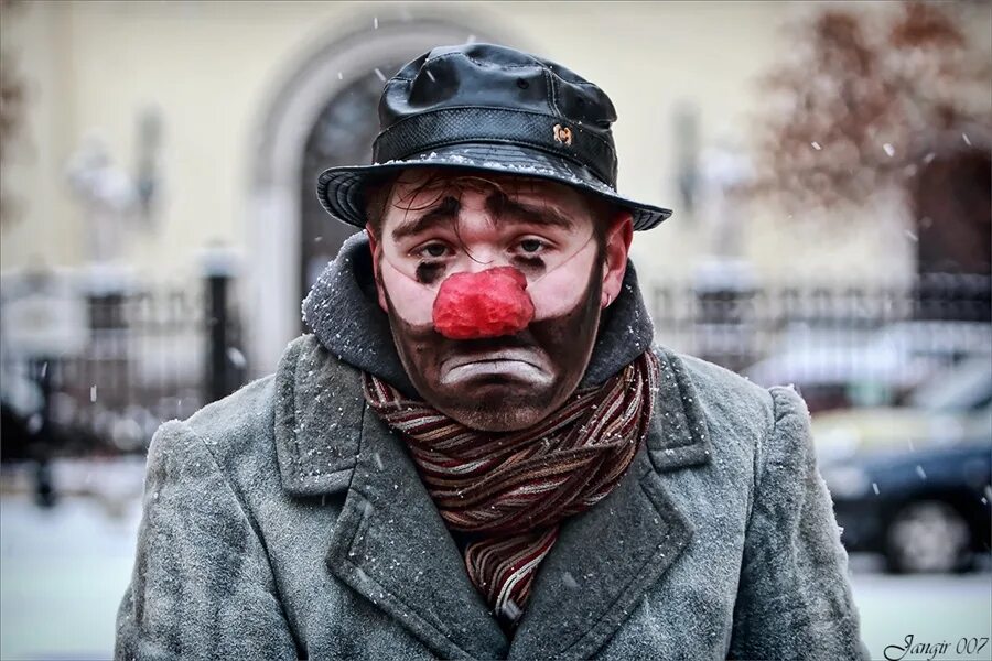 Лицо грустного клоуна