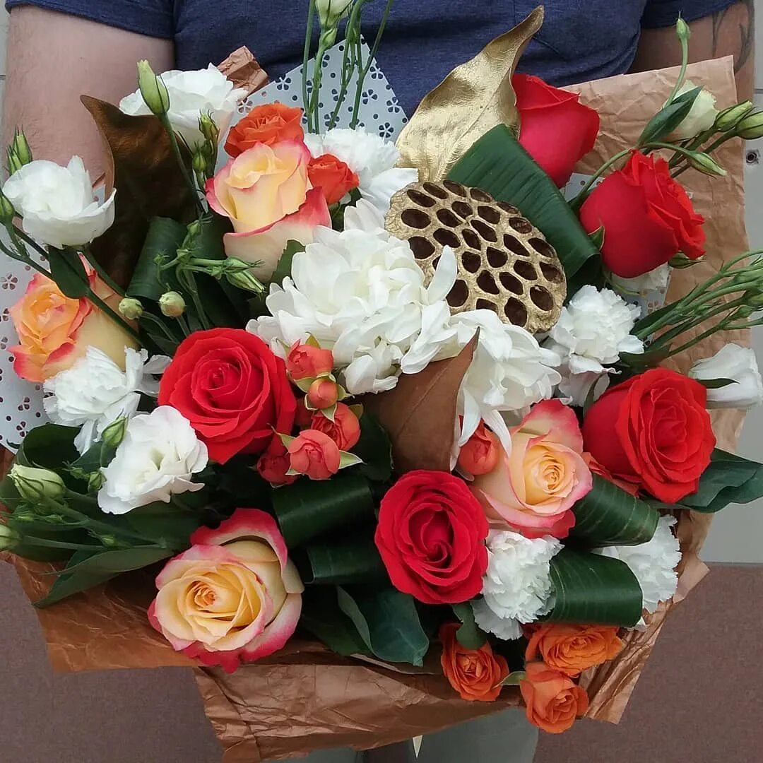 цветы н тагил. небольшие букеты из роз. букет с одноголовой хризантемой. день матери пост в инстаграм. цветы н тагил.