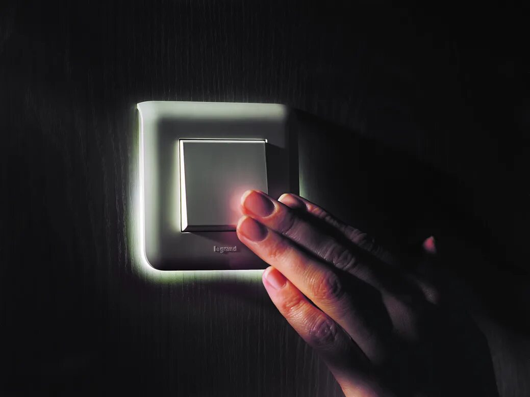 включить свет. включи свет в место. включатель света в комнате. выключатель с подсветкой в интерьере. лампочка в комнате.