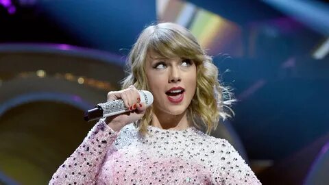 Taylor Swift's Performance Pics.