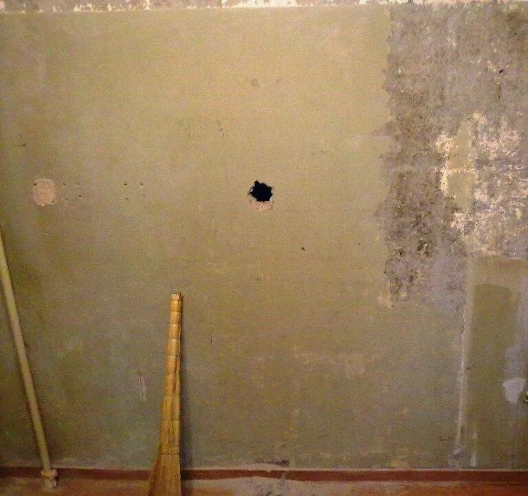 Отверстия стеновые. Маленькие дырки в бетонной стене. Дырка в стене. Закрыть отверстие в стене. Заделка дыр в стене гаража.
