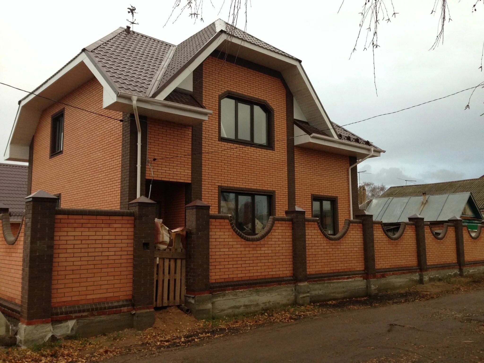 Кирпичный дом персикового цвета