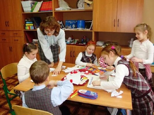 Кружки для детей в школе. Кружок в начальной школе. Дети в школе кружок. Кружок в школе в начальных классах. Предметный урок в школе