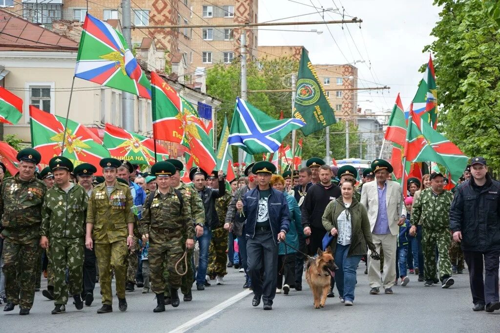 День погранвойск. 28 Мая день пограничника. С праздником 28 мая день пограничника. Празднование дня пограничника. Пограничники на параде.