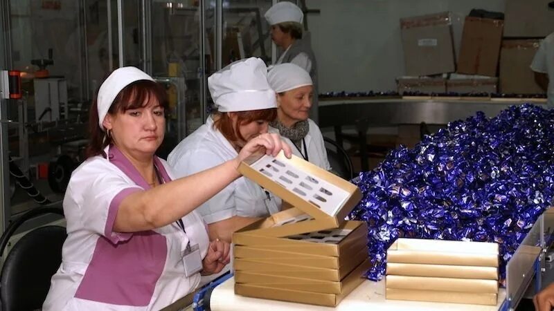 Кременкульская фабрика печенья челябинск. Работа в омске на заводе для женщин. Упаковщик конфет. Оборонные предприятия омска. Упаковщики фасовщики.