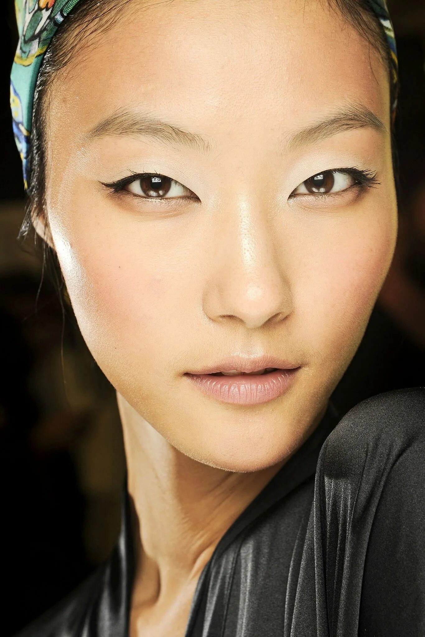 Глаза китай. Раскосые азиатские глаза. Mulan bae модель макияж глаз. Азиатский разрез глаза. Азиатский разрез глаза.