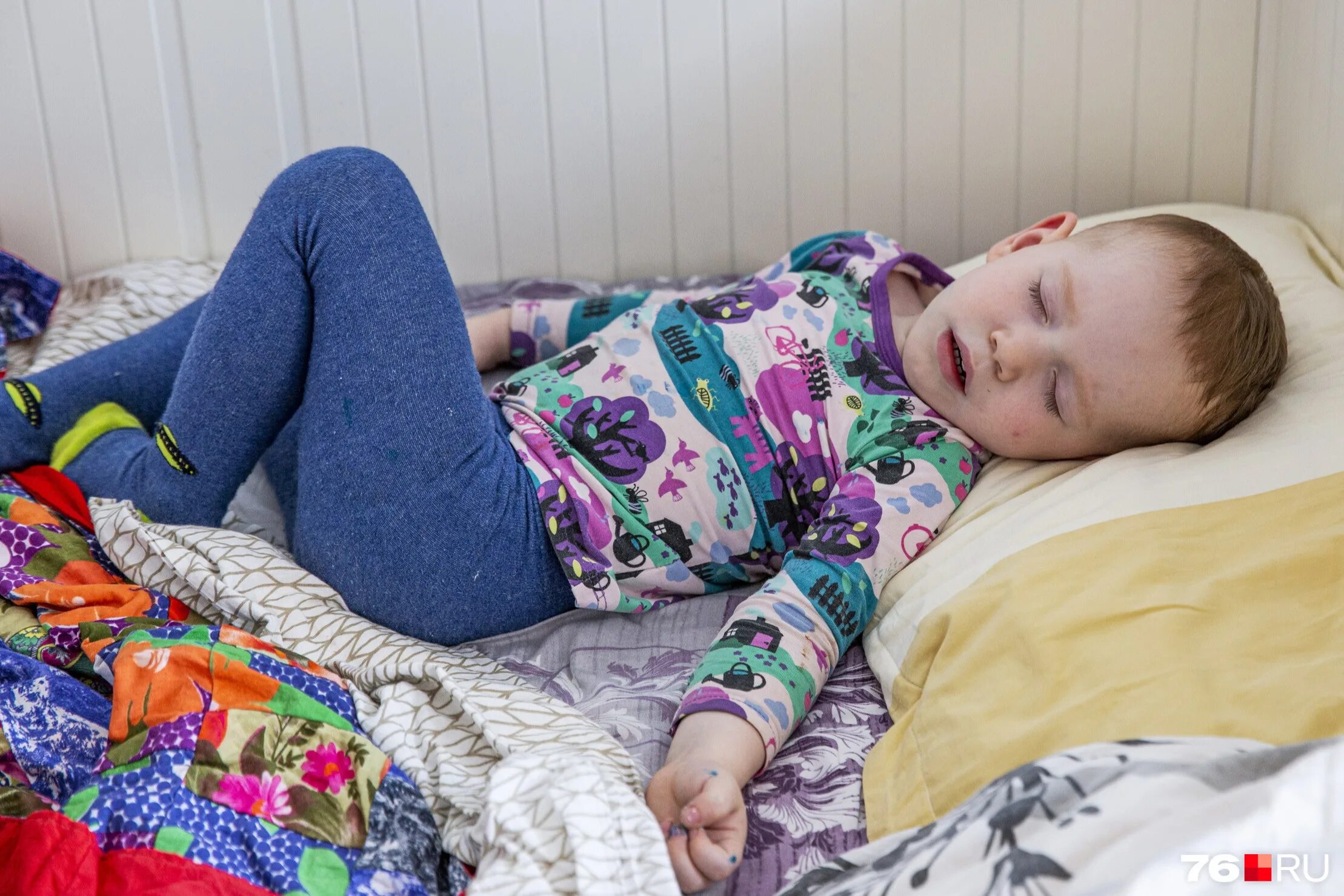 вздрагиваю при засыпании. дергаешься во сне при засыпании. вздрагивание при засыпании. человек вздрагивает во сне при засыпании. почему мы вздрагиваем во сне когда засыпаем.