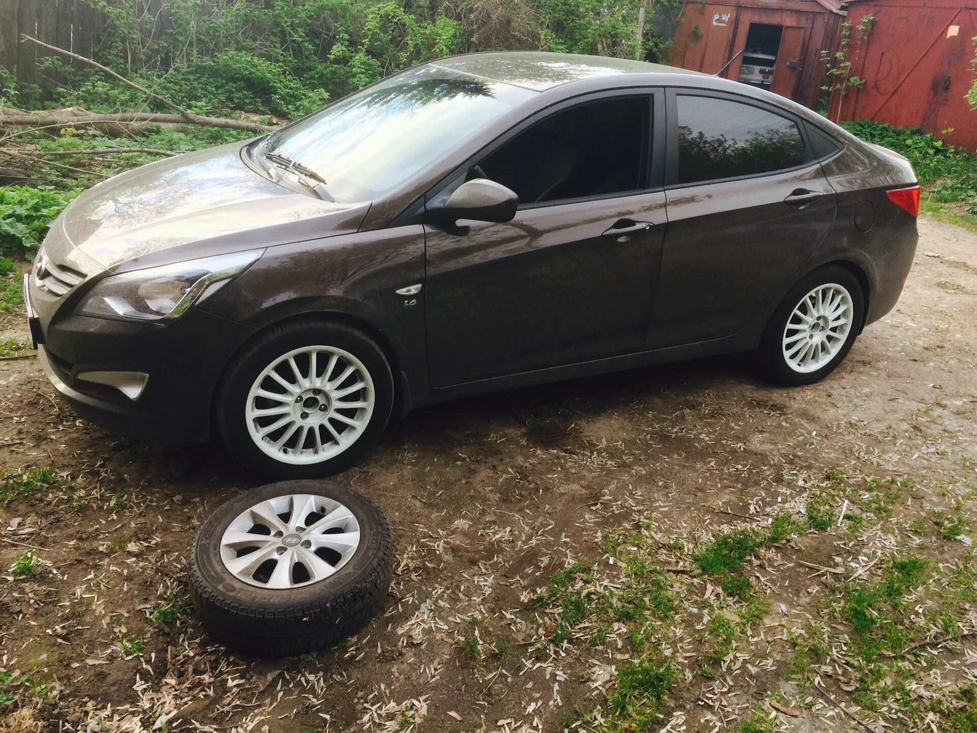 Диски р16 на солярис. Диски на солярис 16 радиус. Литые диски 16 радиус на хендай солярис. Hyundai solaris литые диски 2014 белый. 195 55 р16 solaris 2018.