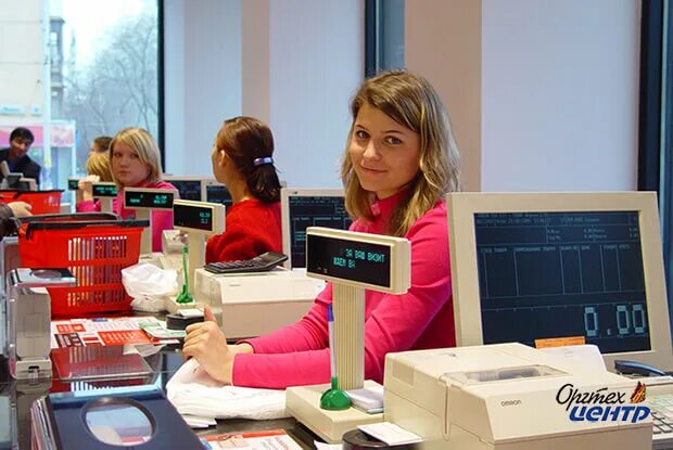 Униформа золотое яблоко. Форма сотрудников золотого яблока. Золотое яблоко консультанты. Девушка в рекламе золотое яблоко. Золотое яблоко горячая линия.