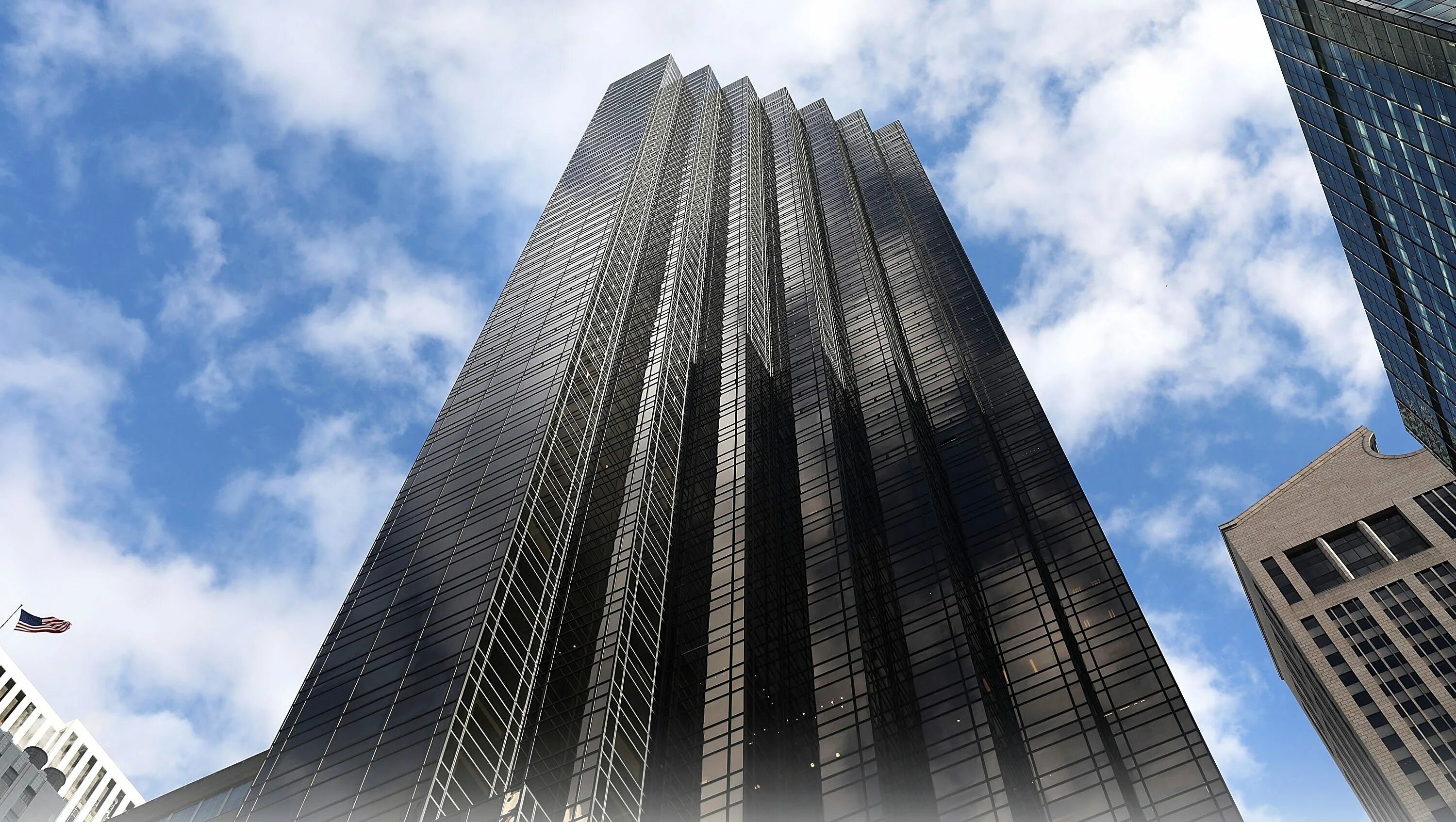 Трамп тауэр нью-йорк. Трамп тофер в нью - йорке. Небоскреб трамп тауэр. Международный отель и башня трампа чикаго. Башня трамп тауэр.