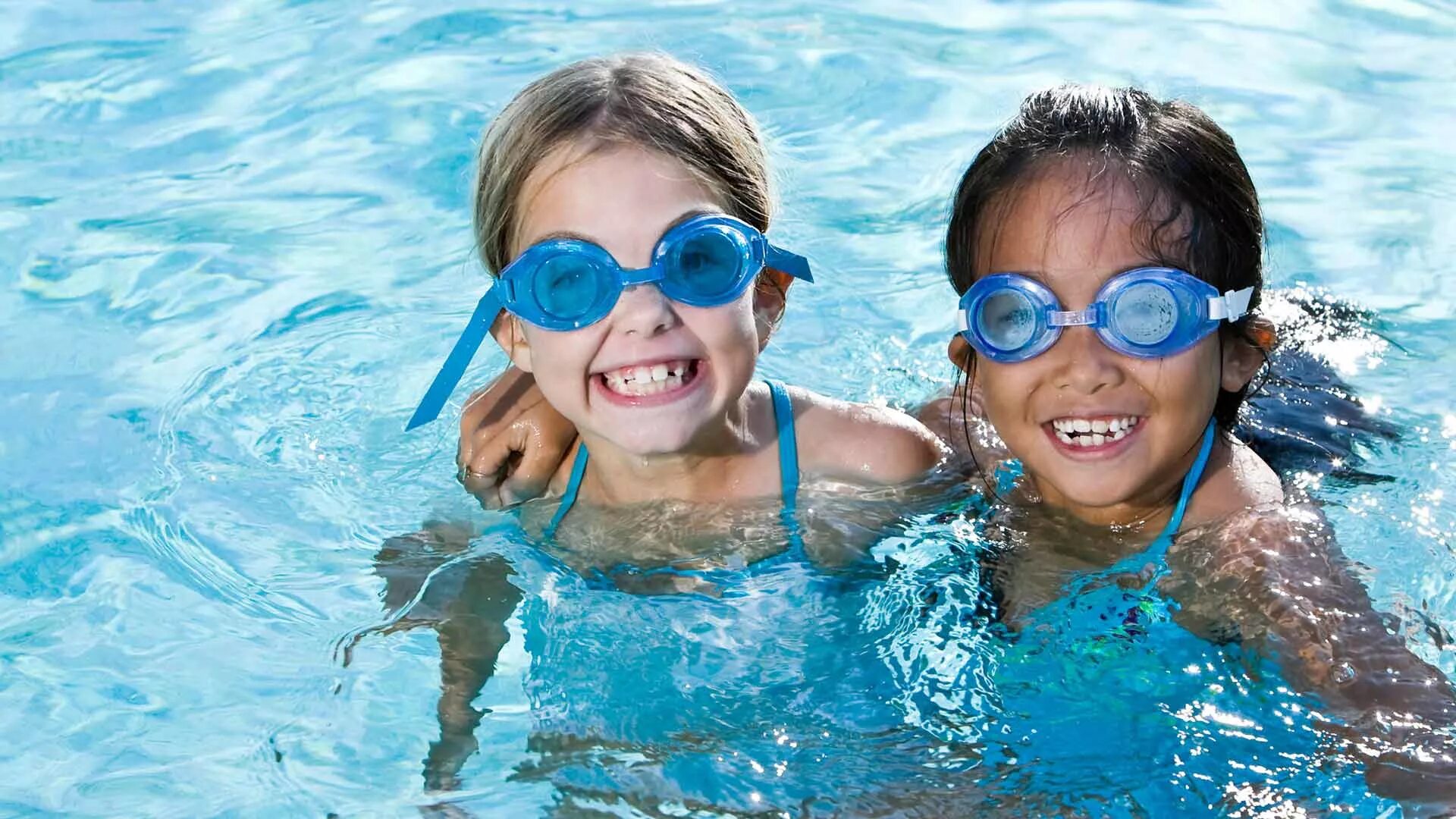Плавание дети. Детское плавание реклама. Top view of children swimming. How to clean Swim Goggles and keep Swim Goggles from fogging?. Swimming activities