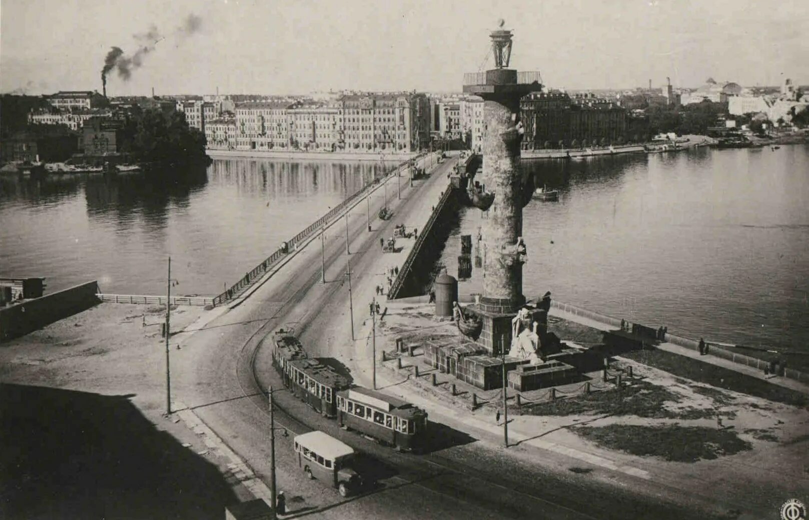 Старый васильевский остров. Блокада Ленинграда Васильевский остров. Ленинград стрелка Васильевского острова. Васильевский остров 1936. Ленинград биржевой мост.