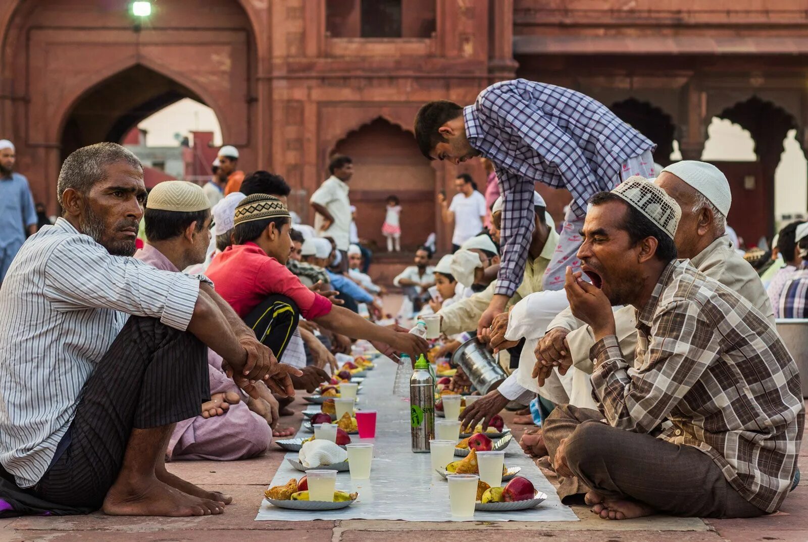Во сколько сегодня едят мусульмане. Что такое ифтар у мусульман. Мусульманская еда. Арабы едят руками. Что едят мусульмане.