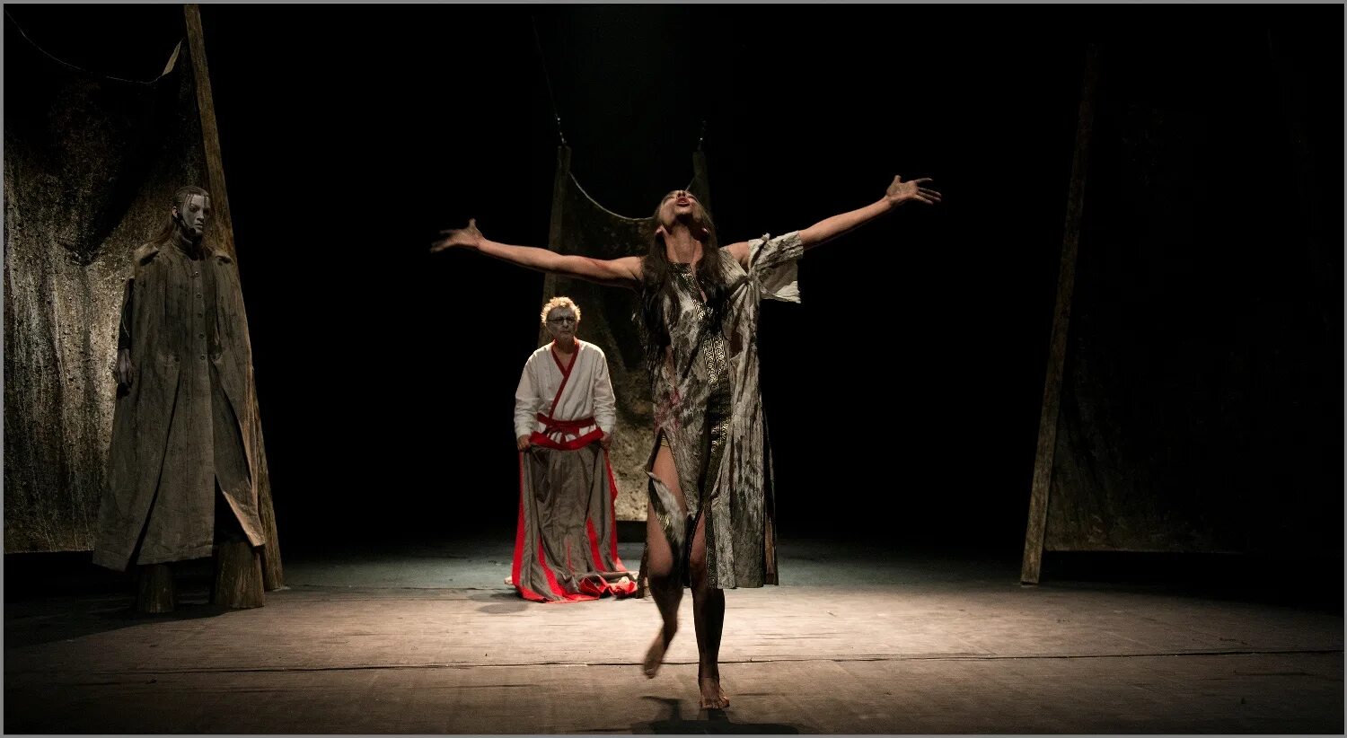 автор пьесы антигона 4. онеггер антигона. антигона пьеса. антигона и исмена. антигона и исмена.