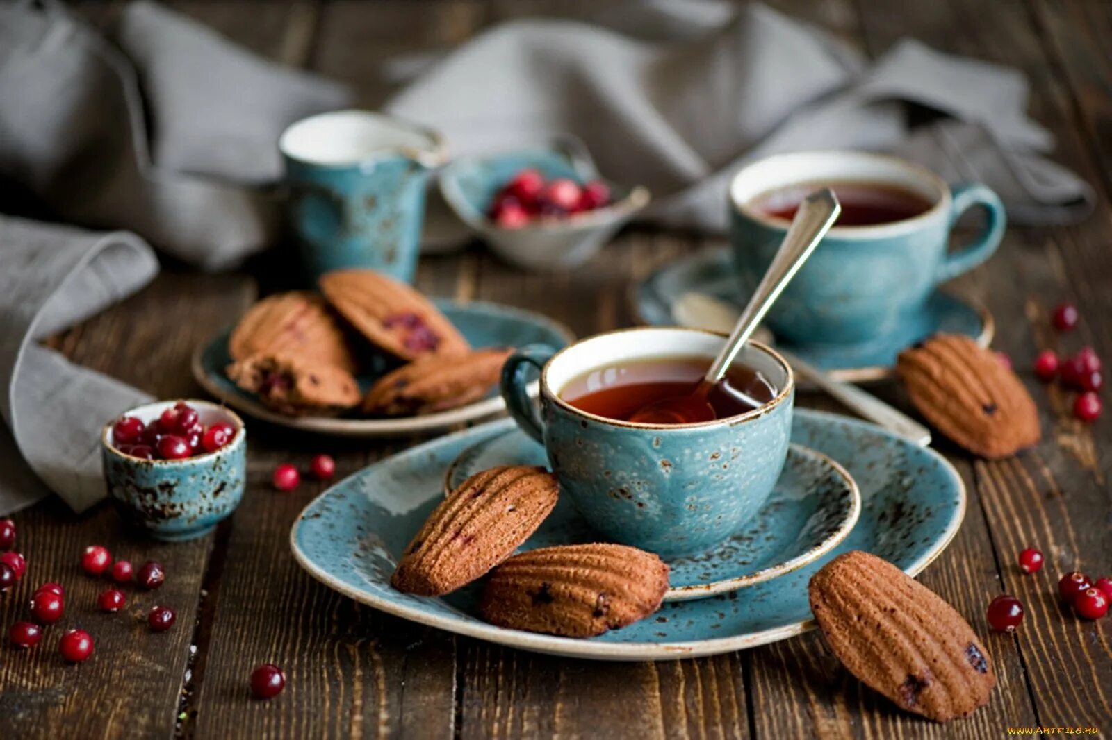 Чай пью с печеньями. Чай со сладостями. Чай и печеньки. Чай с вкусностями. Чай с печеньками.