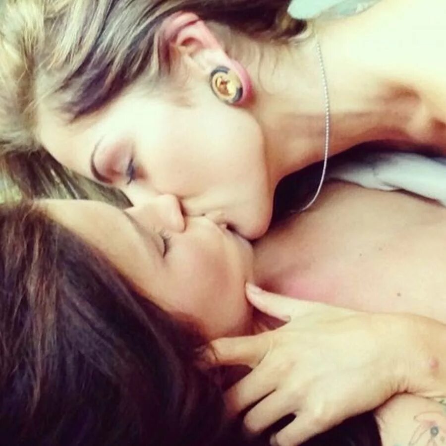 Lesbian elle. Красивые лесбийские пары. Настоящая лесбийская любовь. Нежная лесбийская любовь. Красивый лесбийский поцелуй.