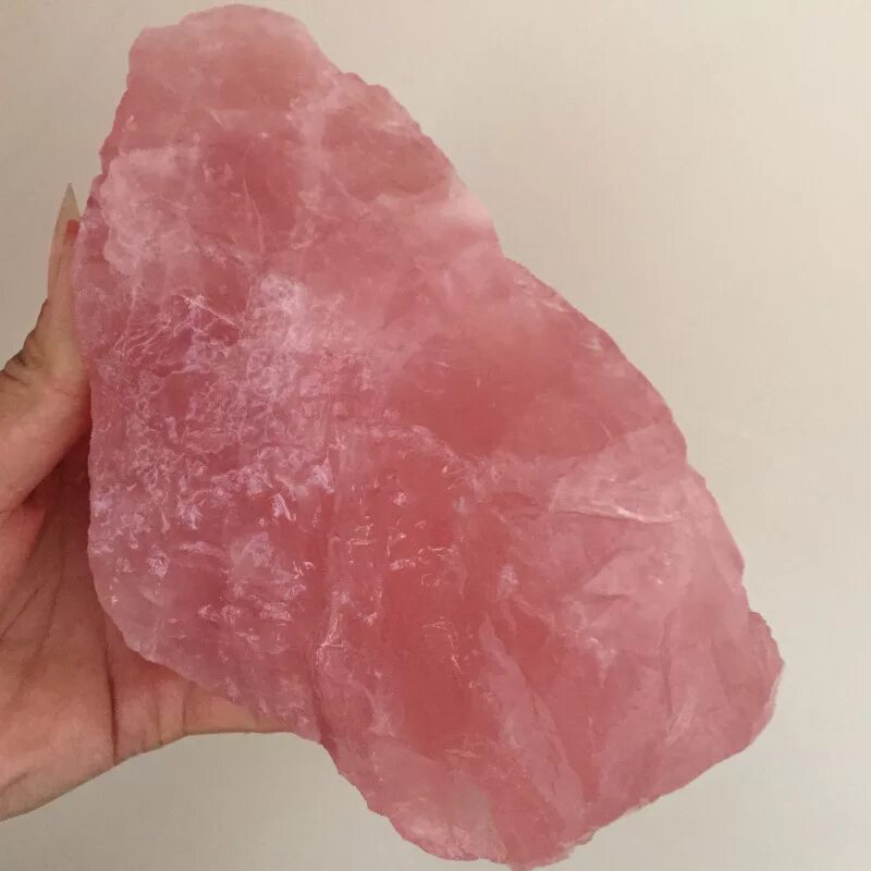 Розовый кварц камень. Розовый кварц минерал необработанный. Розовый кварц природный камень. Кристаллотерапия розовый кварц.
