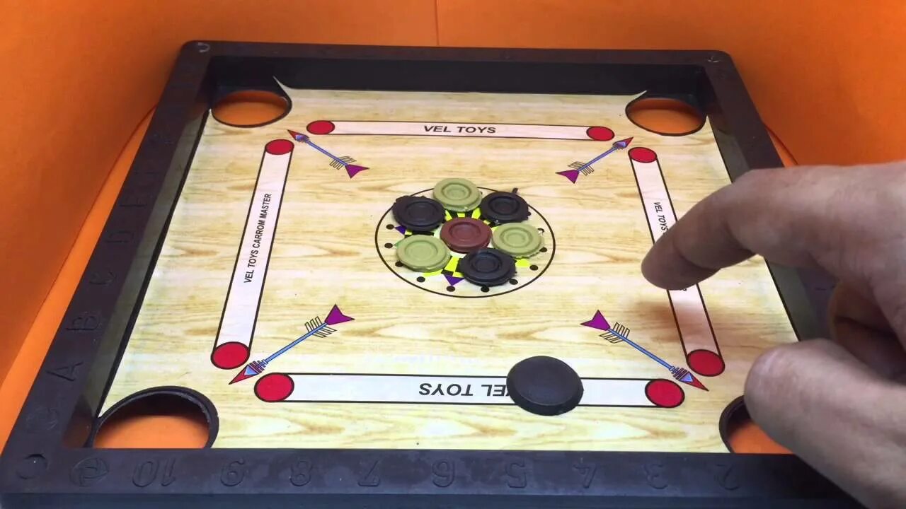 Карром настольная игра. Carrom 2. Самодельные настольные игры. Настольная игра с шариками и лунками.