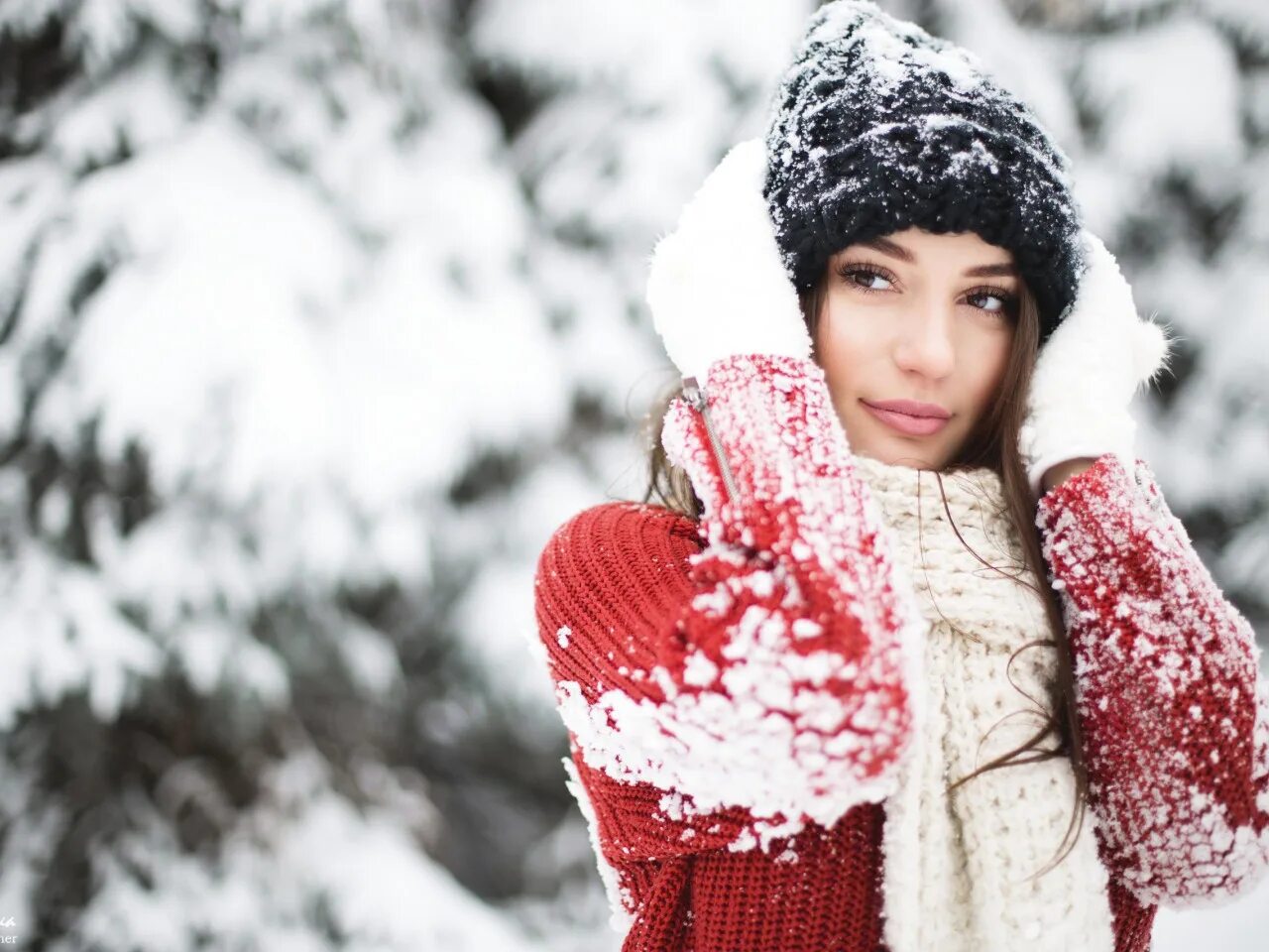 Снег юля. Девушка в снегу. Девушка в шапке. Девушка зимой. Красивые зимние девушки.