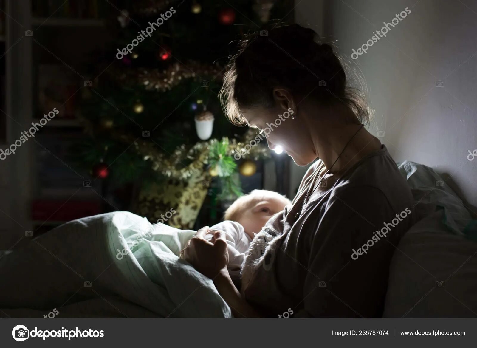 Мама кормящая ребенка ночью. Ночное кормление грудью. Мама кормит ребенка.