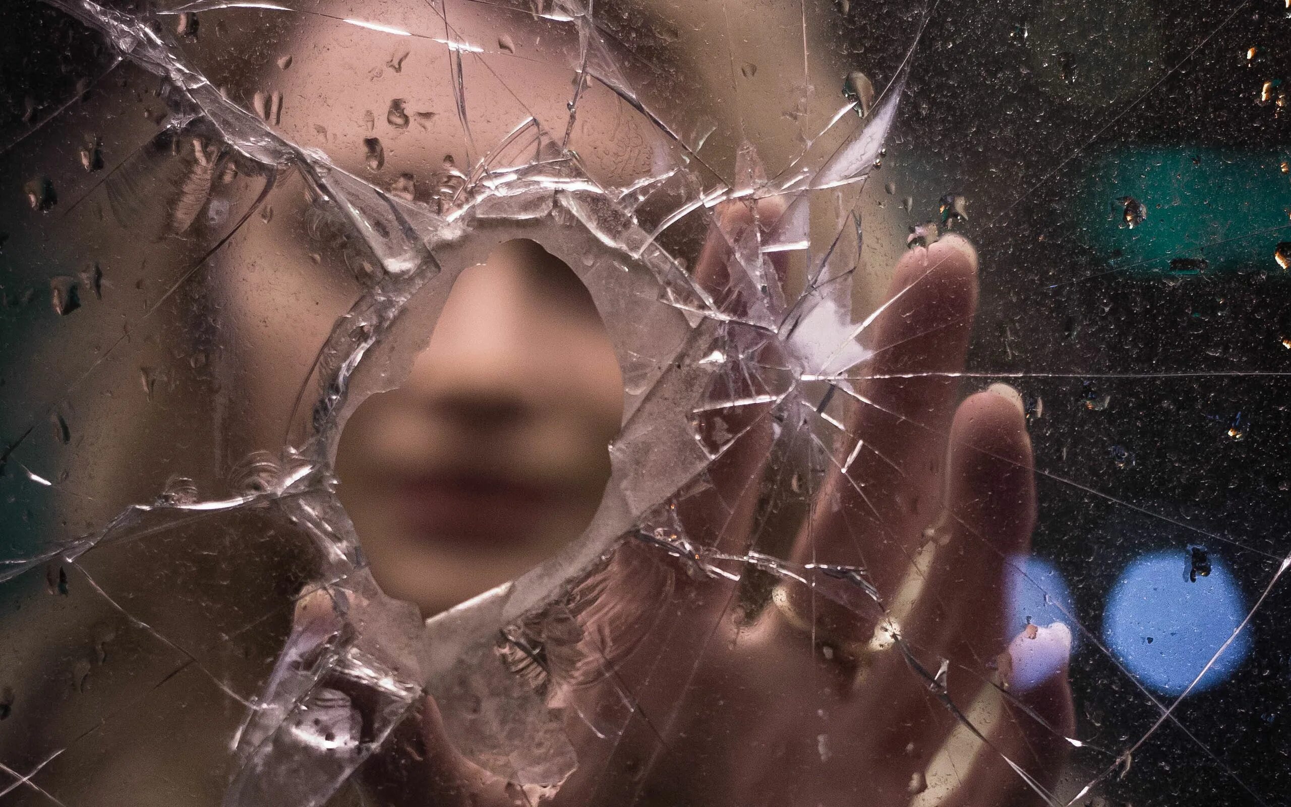 Разбитое стекло. Девушка в разбитом зеркале. Фотосессия с разбитым стеклом.