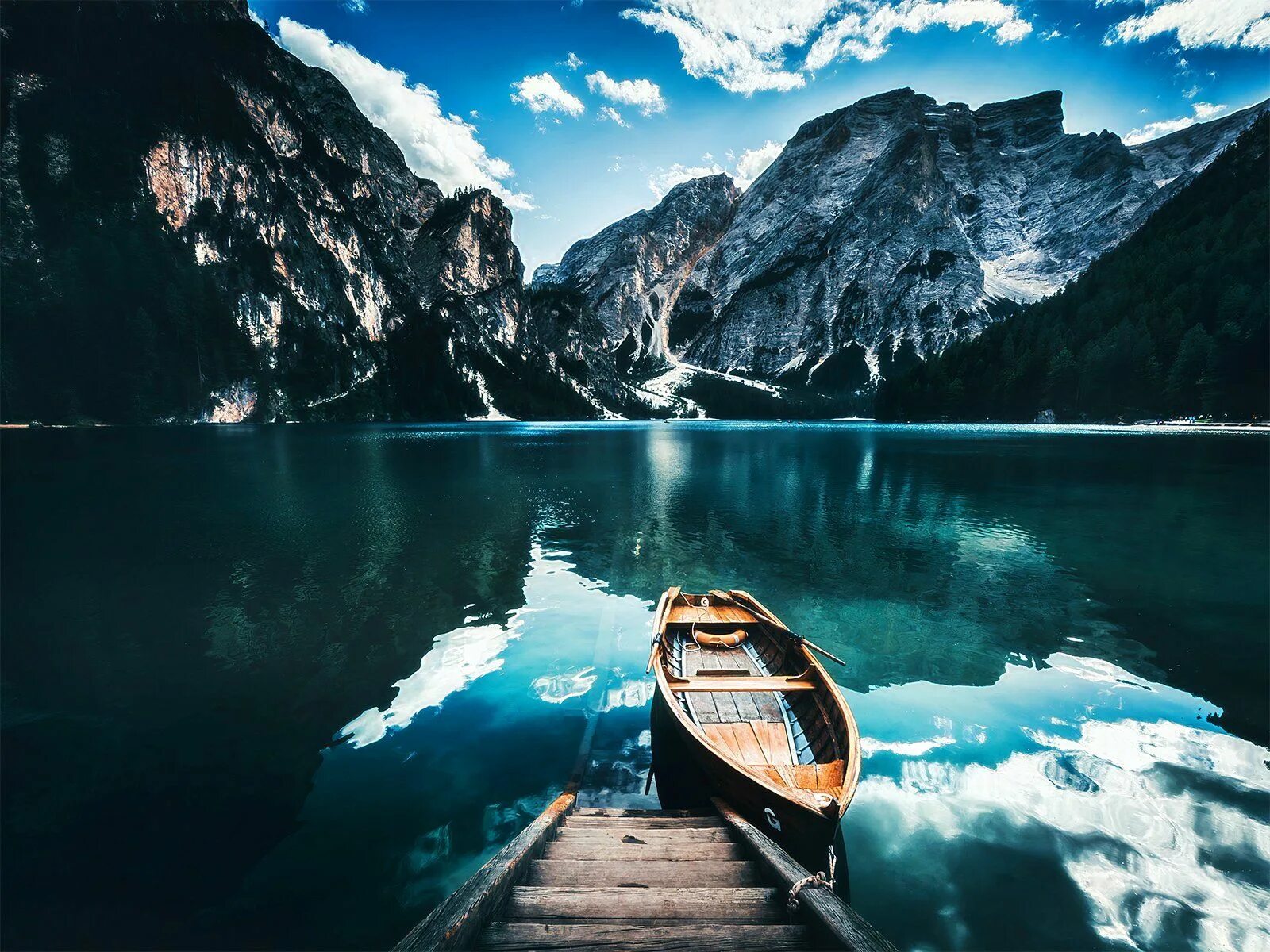 Путешествуем на лодке. Лодка на озере в горах. Лодка на озере. Лодка на фоне гор. Путешествие пейзаж.