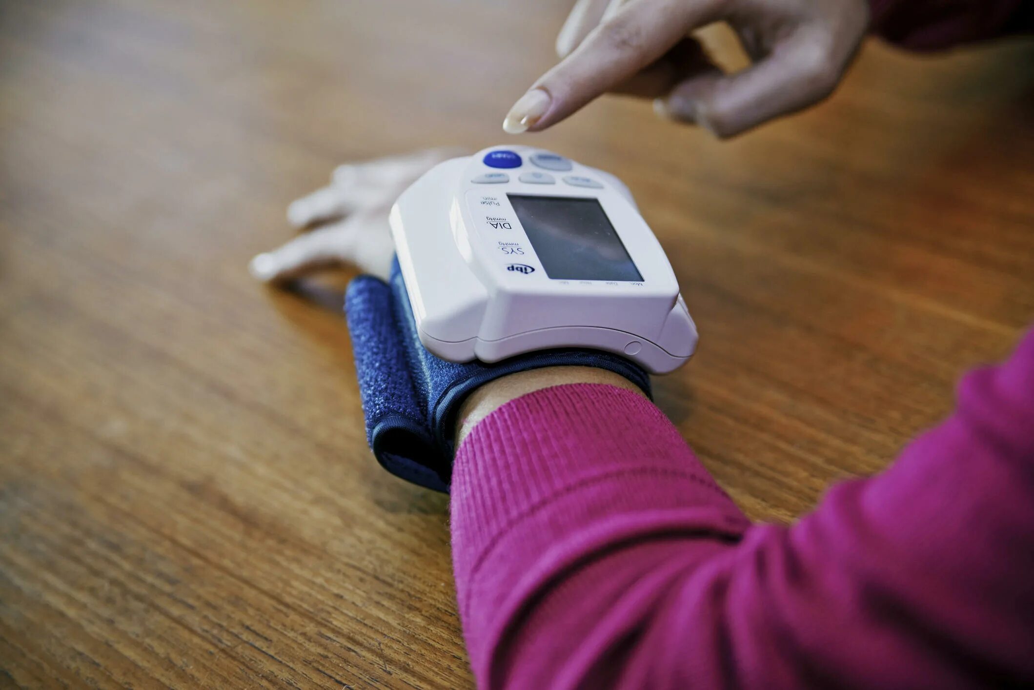 Приложение про давление. Blood Pressure. Меряют давление фото. Blood Pressure Monitor. Blood Pressure Restorer Now.