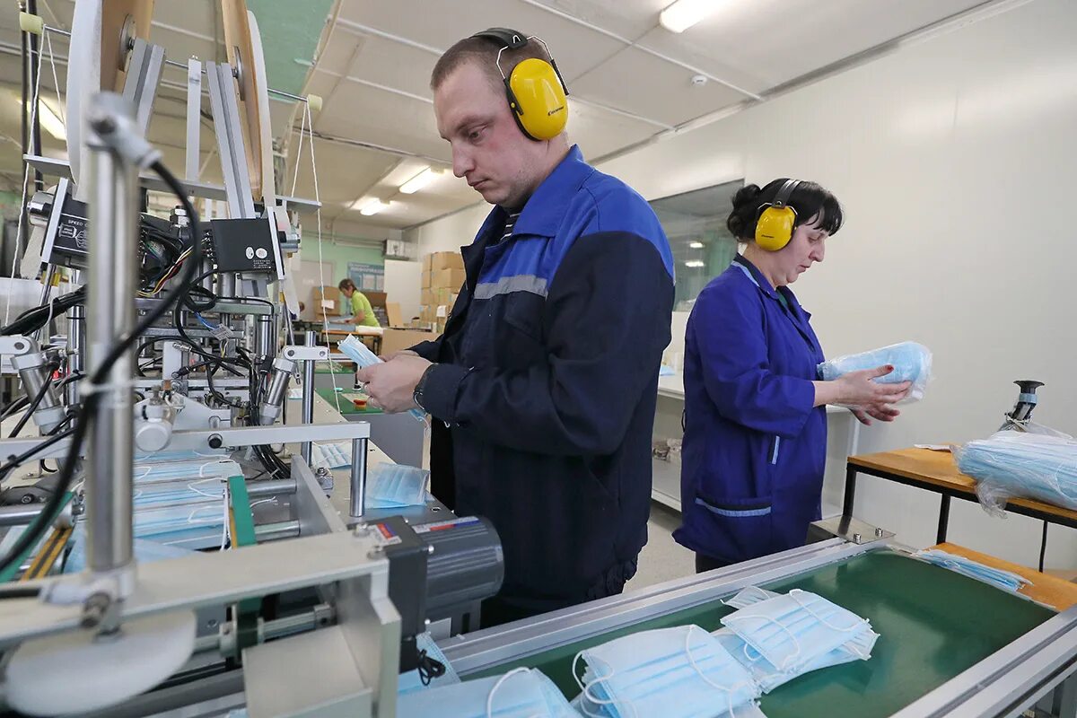 Упаковщик масок. Производство медицинского оборудования. Медицинское производство фото цеха. Работа в маске на производстве.