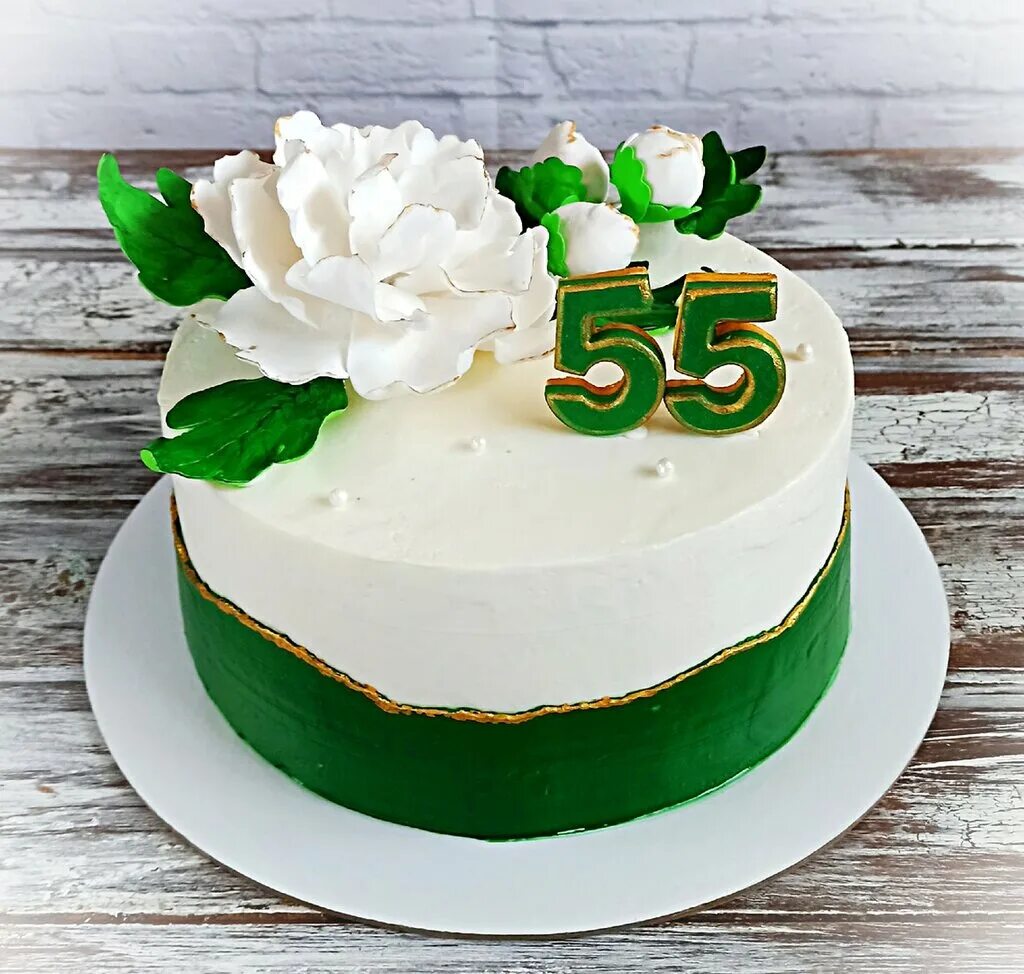 Торт на день рождения женщине. Торт на изумрудную свадьбу. Торт на изумрудную свадьбу 55 лет. Торт на 55 лет женщине.