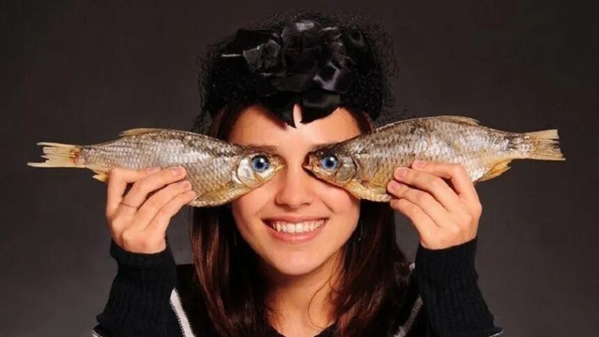 Знаки зодиака от художницы yuhon. Девушка и подводный мир. Мартовские рыбы женщины. Созвездие русалки. Девушка с рыбой.