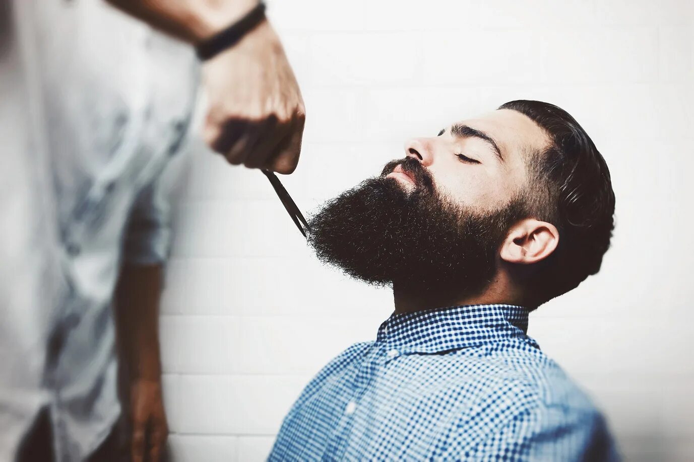 Стрижка бороды. Мужские прически в барбершопе. Стильная борода. Мужская борода.