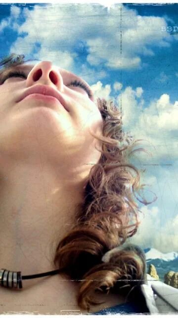 силуэт женщины на фоне неба. егор крид голубые глаза обложка трека. мужчина и женщина в небе. мечты о любви. грустная девушка зимой.