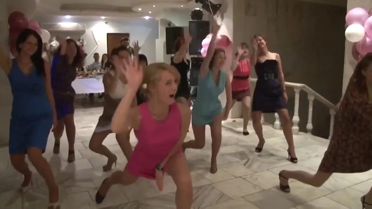 Танцы на корпоративе приколы видео. Женщины на корпоративе. Пришла с корпоратива. Пьяная танцует на корпоративе. Пьяные девушки на новогодних корпоративах.