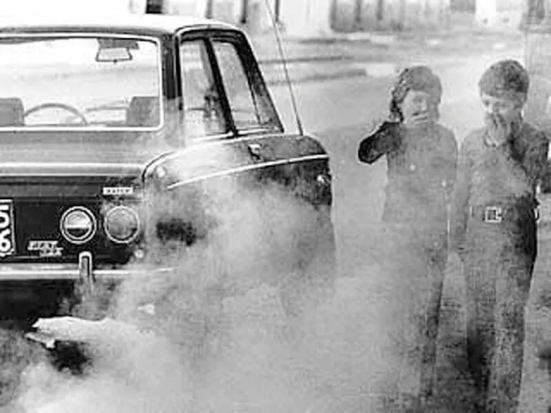 Машины загрязняют воздух. Выхлопные ГАЗЫ. Выхлопы автомобильных газов. Загрязнение воздуха выхлопными газами автомобилей. Выхлопы автомобилей работающих на бензине