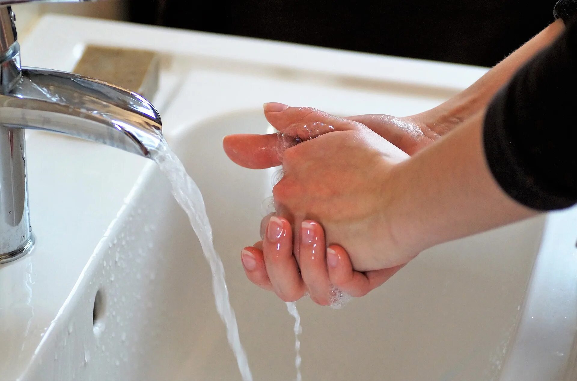 Мытье жесткой водой. Мытье рук. Мыть руки. Мытье рук с мылом и водой применяется для. Женщина моет руки.