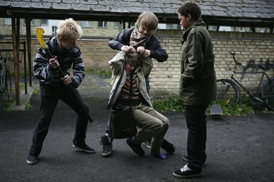 Травля человека. Поступки подростков. Жестокость 16. Юношеская агрессия. Поступки подростков.