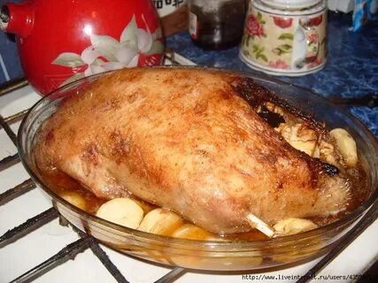 Утка в рукаве с яблоками и черносливом