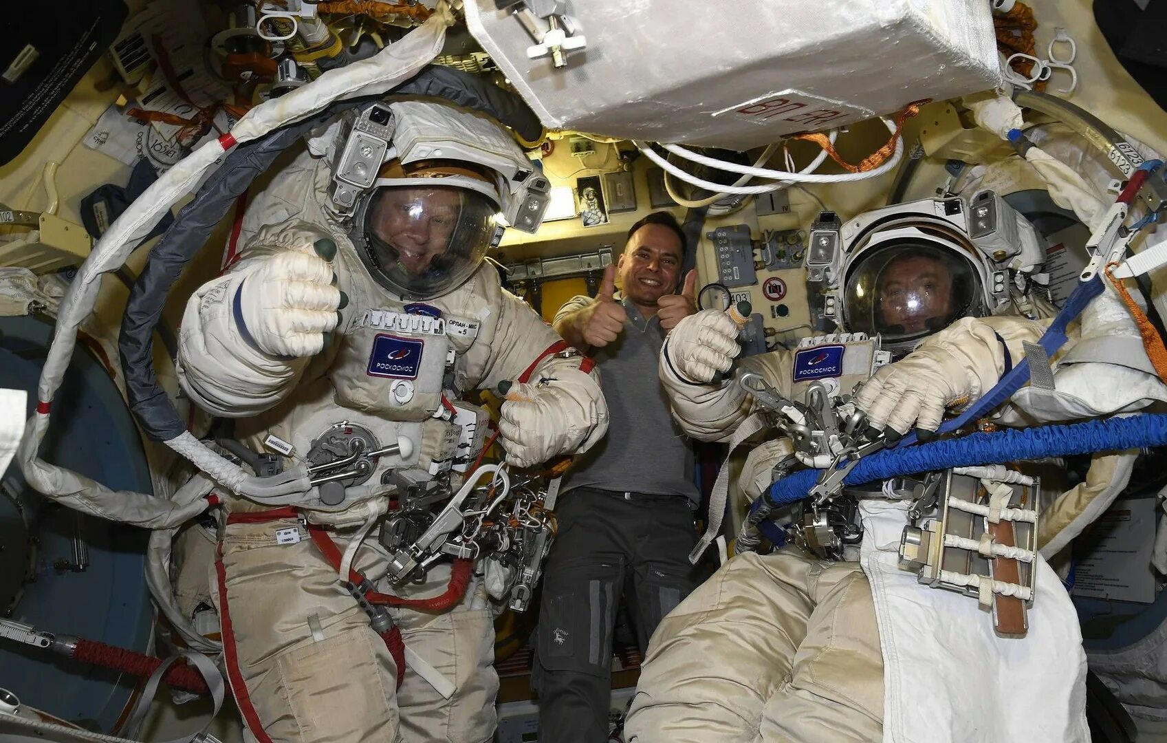 Сколько времени будут космонавты. Космонавт МКС Артемьев.