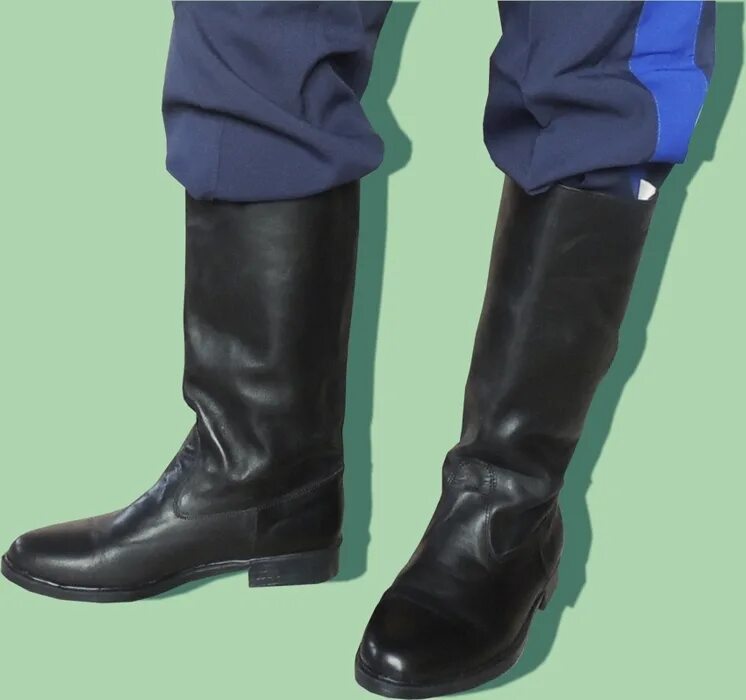 Солдат в кирзовые сапоги 1941. Кирзовые сапоги вов. Кирзовые сапоги ркка 1943. Сапоги в соответствующей форме. Кирзовые сапоги ссср.