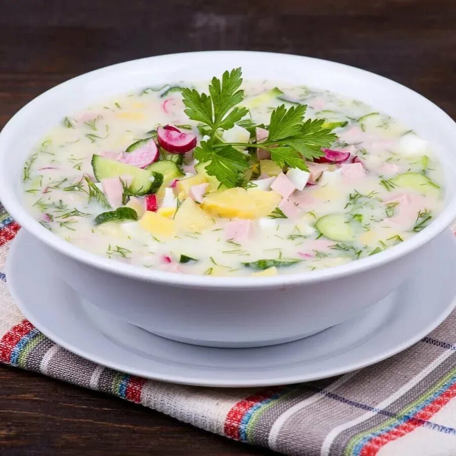 Окрошка с куриным филе. Окрошка. окрошка в тарелке. окрошка на квасе фото. окрошка с мясом.