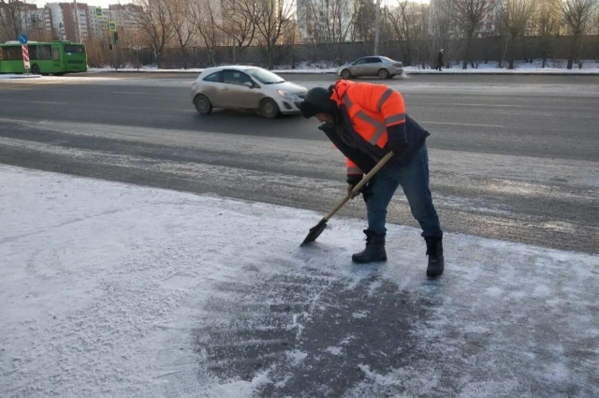 Работа рабочим тюмени. Дорожные рабочие зимой. Зимняя скользкость. Дорожный рабочий Тюмень. Зимняя скользкость на тротуарах.