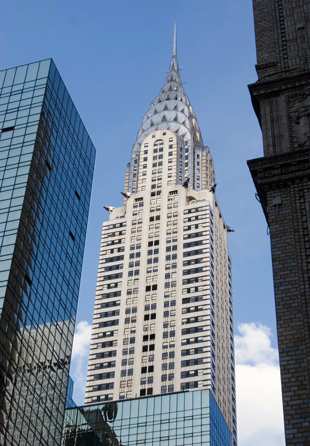 Первые высотные здания. Крайслер Билдинг Нью-Йорк. Небоскреб Крайслер-Билдинг в Нью-Йорке. Здание Крайслер Билдинг Нью-Йорк. Башня Крайслер Билдинг.