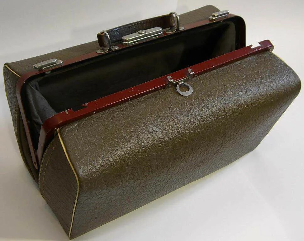 Докторский саквояж 19 века. Саквояж капоне. Ретро саквояж. Ретро саквояж. Пьер карден саквояж 19 век.