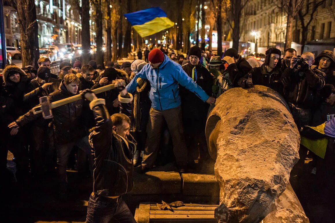 8 декабря 2013. Декоммунизация Украины. Декоммунизация. Евромайдан сломали памятник Ленину.