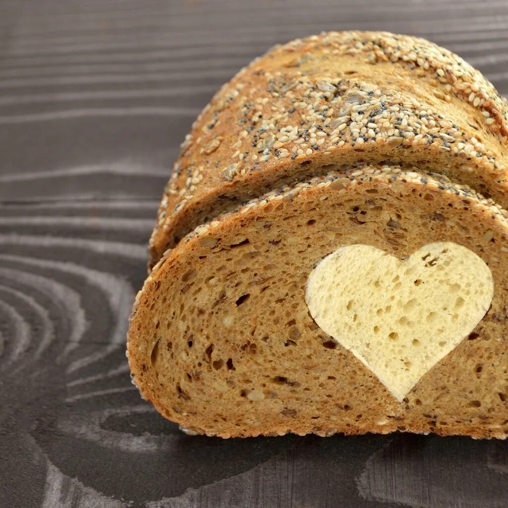Что внутри хлеба. Хлеб. Хлеб с сердечком. Хлеб с любовью. Ржаной хлеб из пекарни.